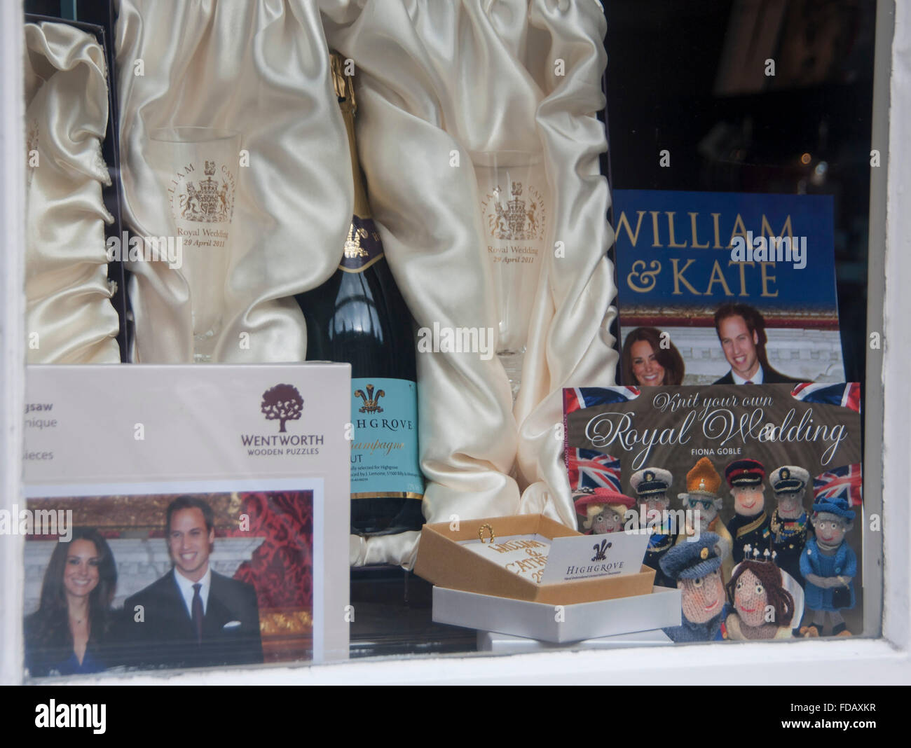 Kate Middleton Mariage Royal et souvenirs souvenirs cadeaux officiels affichage en vitrine Avril 2011 Baignoire UK Banque D'Images