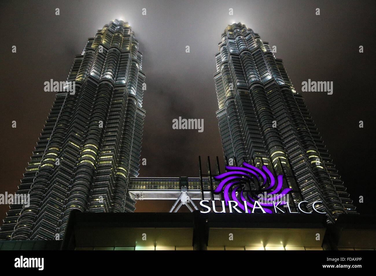 Suria KLCC et les Tours Petronas à Kuala Lumpur, nuit Banque D'Images