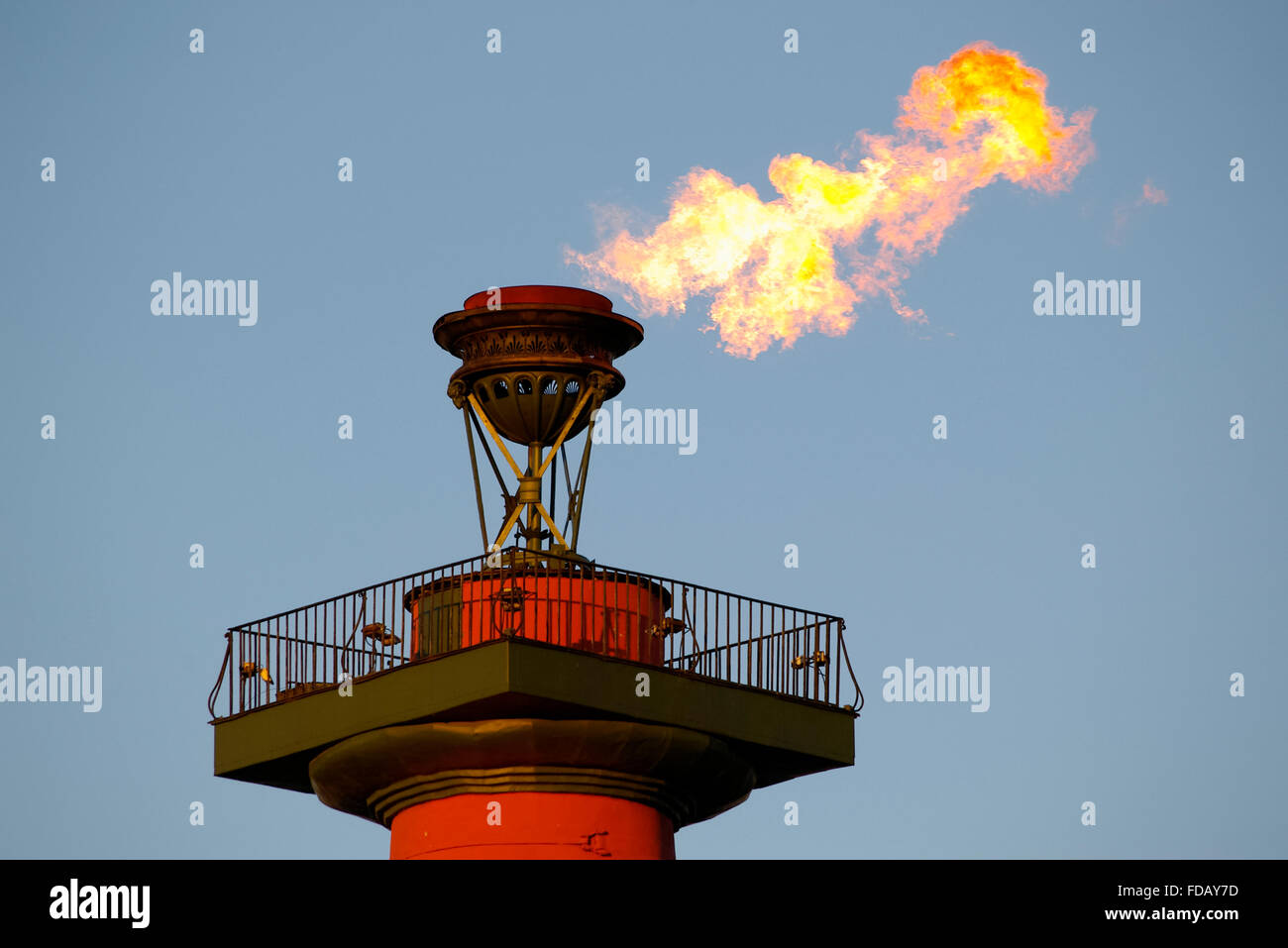 La Russie. Saint-pétersbourg. Torch sur la colonne rostrale Banque D'Images