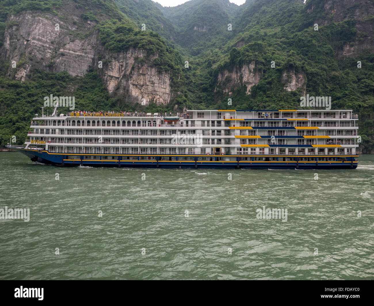 La croisière sur le fleuve Yangtze, le MV Anna exploité par Victoria Cruise transportant touristes occidentaux en amont sur la rivière Yangtze Banque D'Images