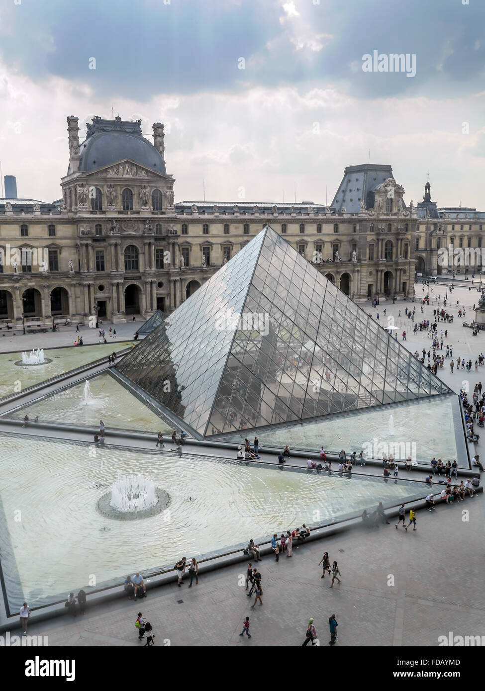 PARIS, FRANCE - 28 août 2013 : - la cour principale du musée du Louvre avec la pyramide de verre Banque D'Images