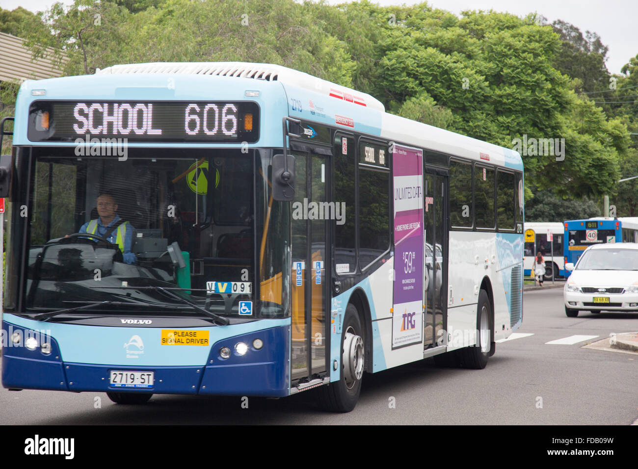School bus arrive à une école secondaire de Sydney en Nouvelle-Galles du Sud, Australie Banque D'Images