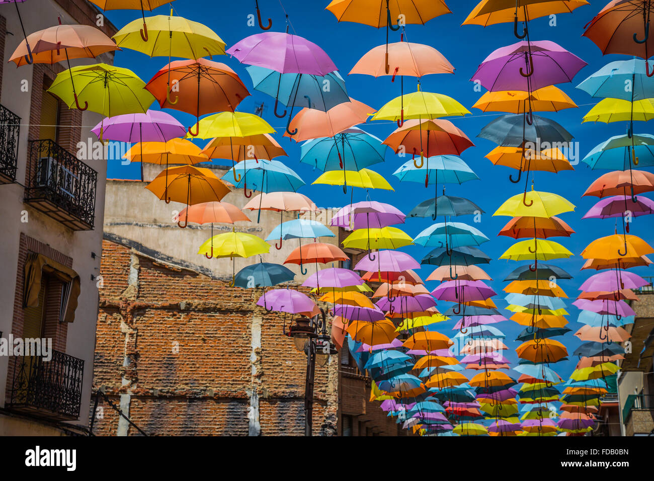 Décorées avec des parapluies colorés de la rue,Madrid Banque D'Images