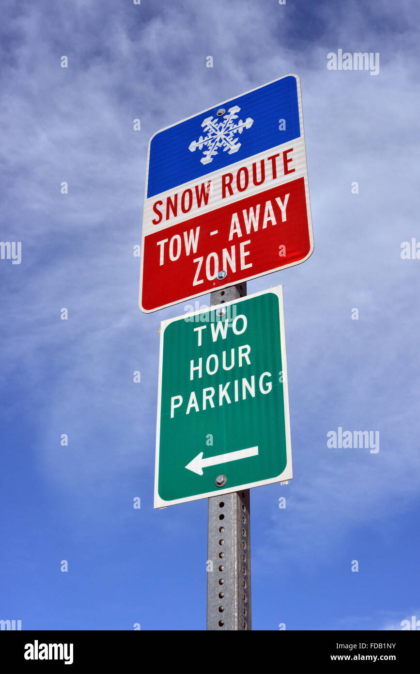 Route de neige zone-remorquage signer Laramie, Wyoming, USA Banque D'Images