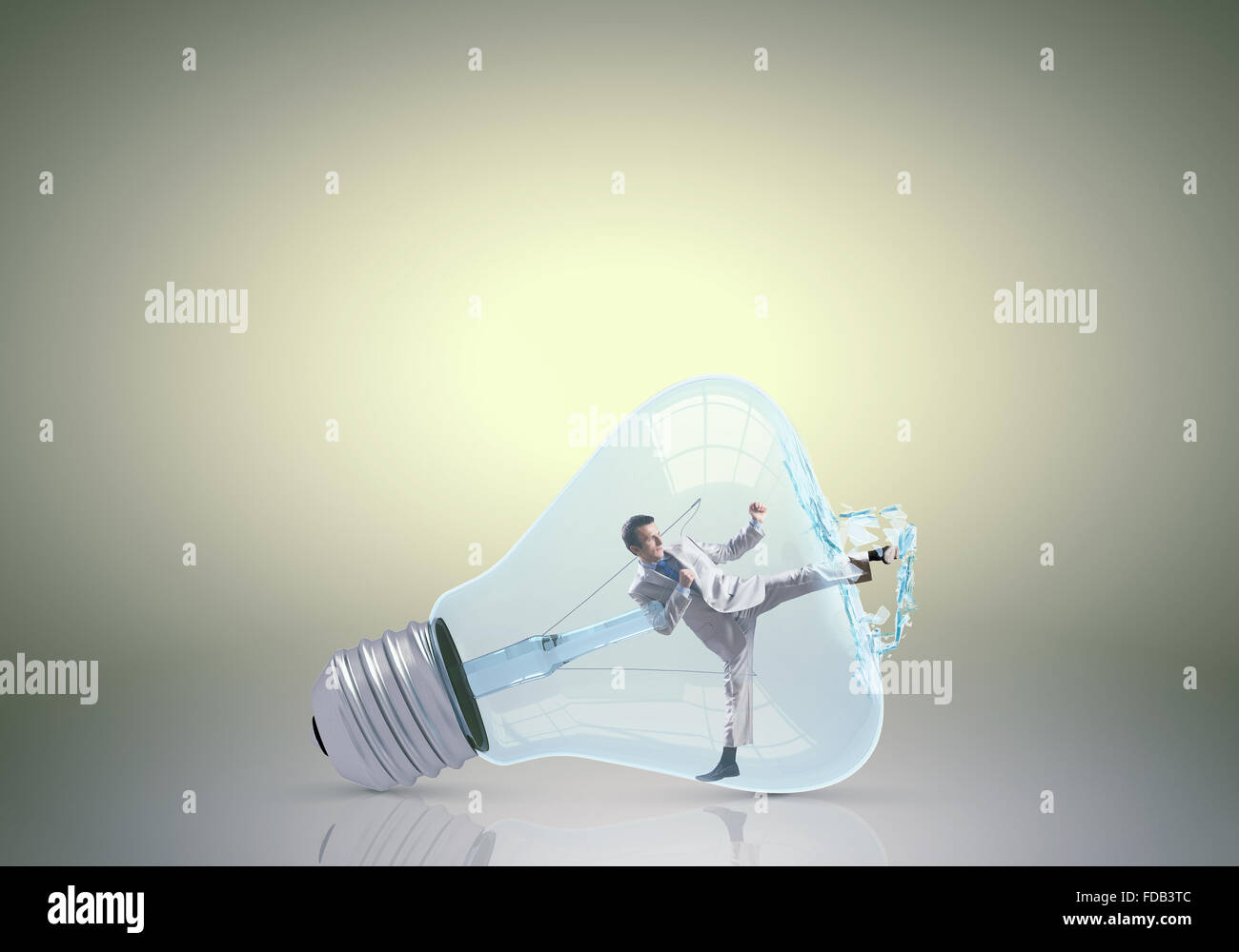 Businessman inside Light bulb freinage, il de sortir Banque D'Images