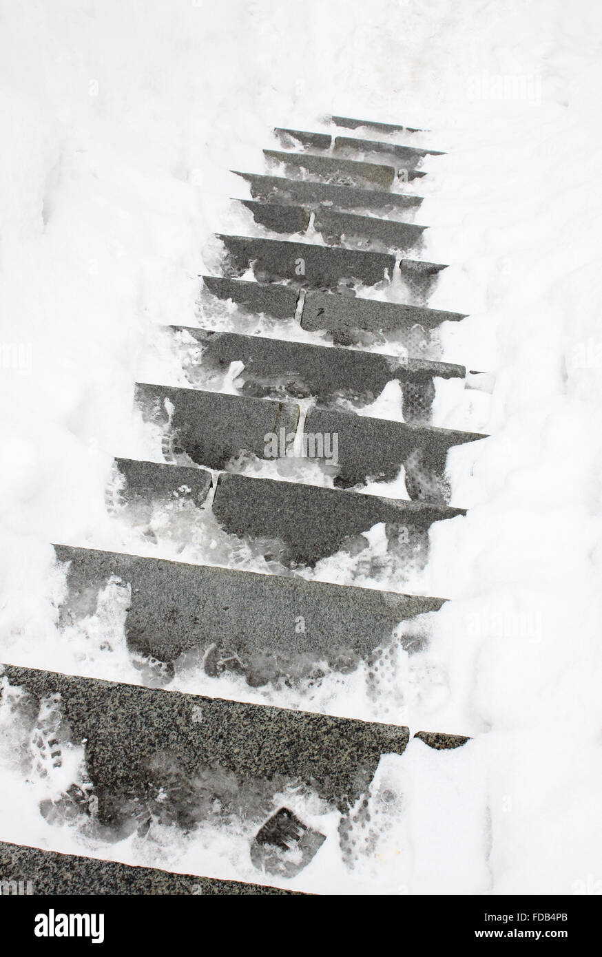 Escalier en béton recouvert de neige Banque D'Images