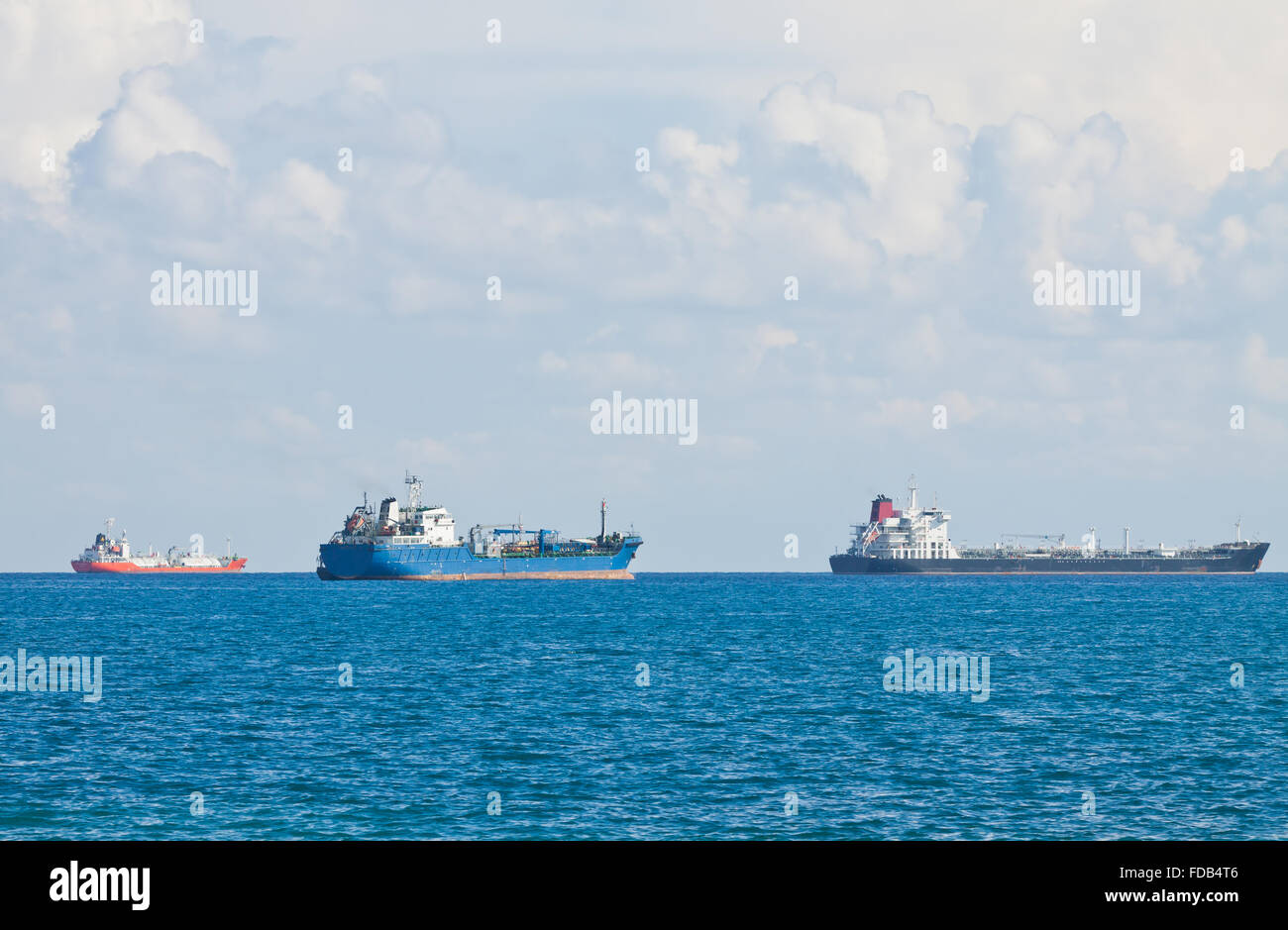 Les navires en Méditerranée près de la côte de Chypre Banque D'Images