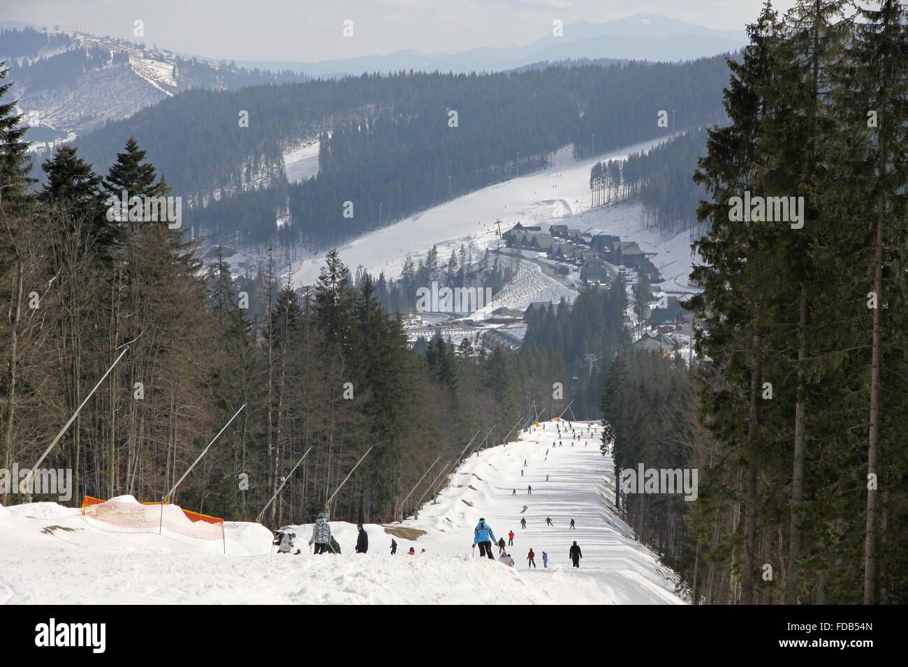 La voie de la célèbre station de ski de Bukovel, Carpates, Ukraine Banque D'Images