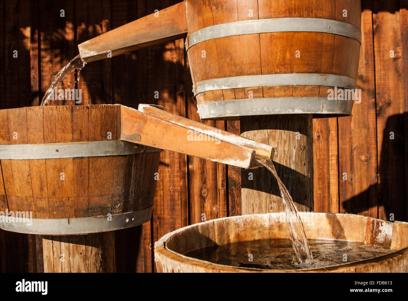 L'eau en bois de barils d'eau par l'entonnoir Chutes Photo Stock - Alamy