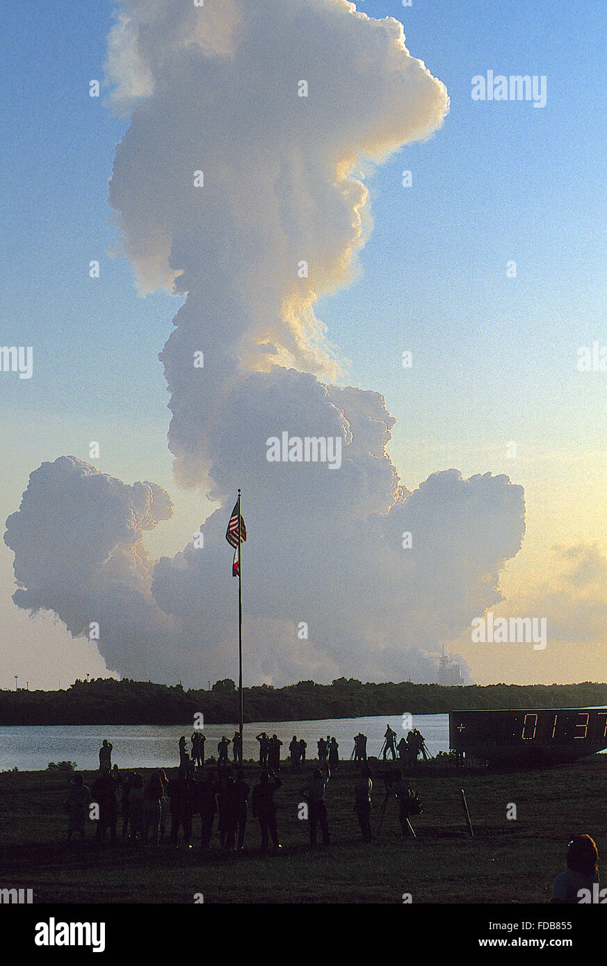 Merritt Island, Florida, USA, 28 avril 1991,avec la mission Réveil dans l'avant-plan de la navette spatiale décolle "découverte" à partir de 39A sur STS-39. Mission : Ministère de la défense, de l'IBSS AFP-675 ; ; SPAS-II : la navette spatiale Discovery : lancement 39A lancé : 28 avril, 1991, 7:33:14 HAE Site du Débarquement : Kennedy Space Center, Florida Landing : 6 mai 1991, 2:55:37 HAE Mission Durée : 8 jours, 7 heures, 22 minutes, 23 secondes département dédié de mission de défense. Une charge utile non classés inclus Programme de la Force aérienne-675 (AFP675) ; crédit Retour infrarouge : Mark Reinstein Banque D'Images