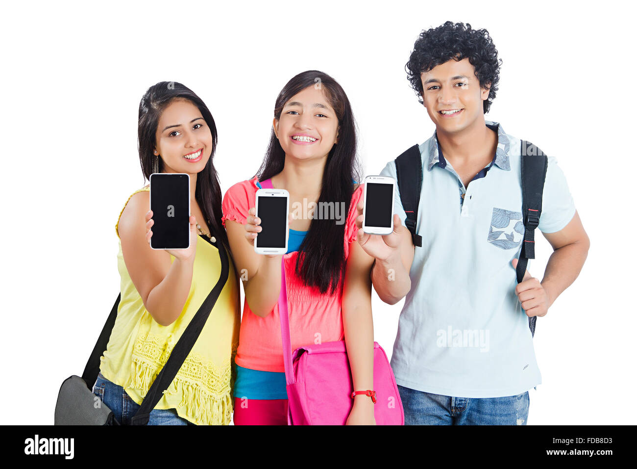 3 Amis adolescents étudiant montrant la qualité de téléphone mobile Banque D'Images