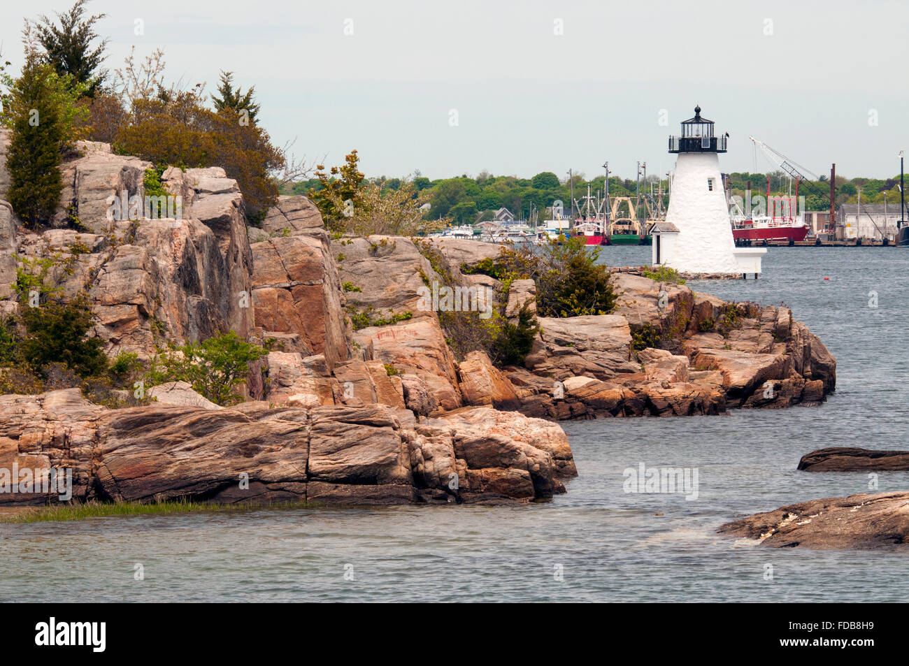 Palmer guides phare de l'île aux marins autour de la côte rocheuse de New Bedford Port sur un jour nuageux dans le Massachusetts. Banque D'Images