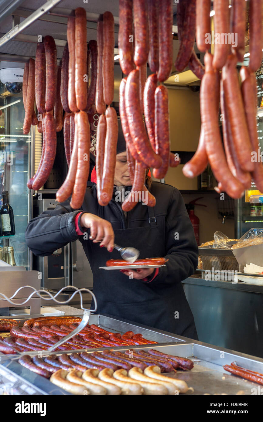 Saucisse de Prague, coin repas sur la place Venceslas, nourriture de Prague Vaclavske namesti saucisses suspendues, stand Banque D'Images