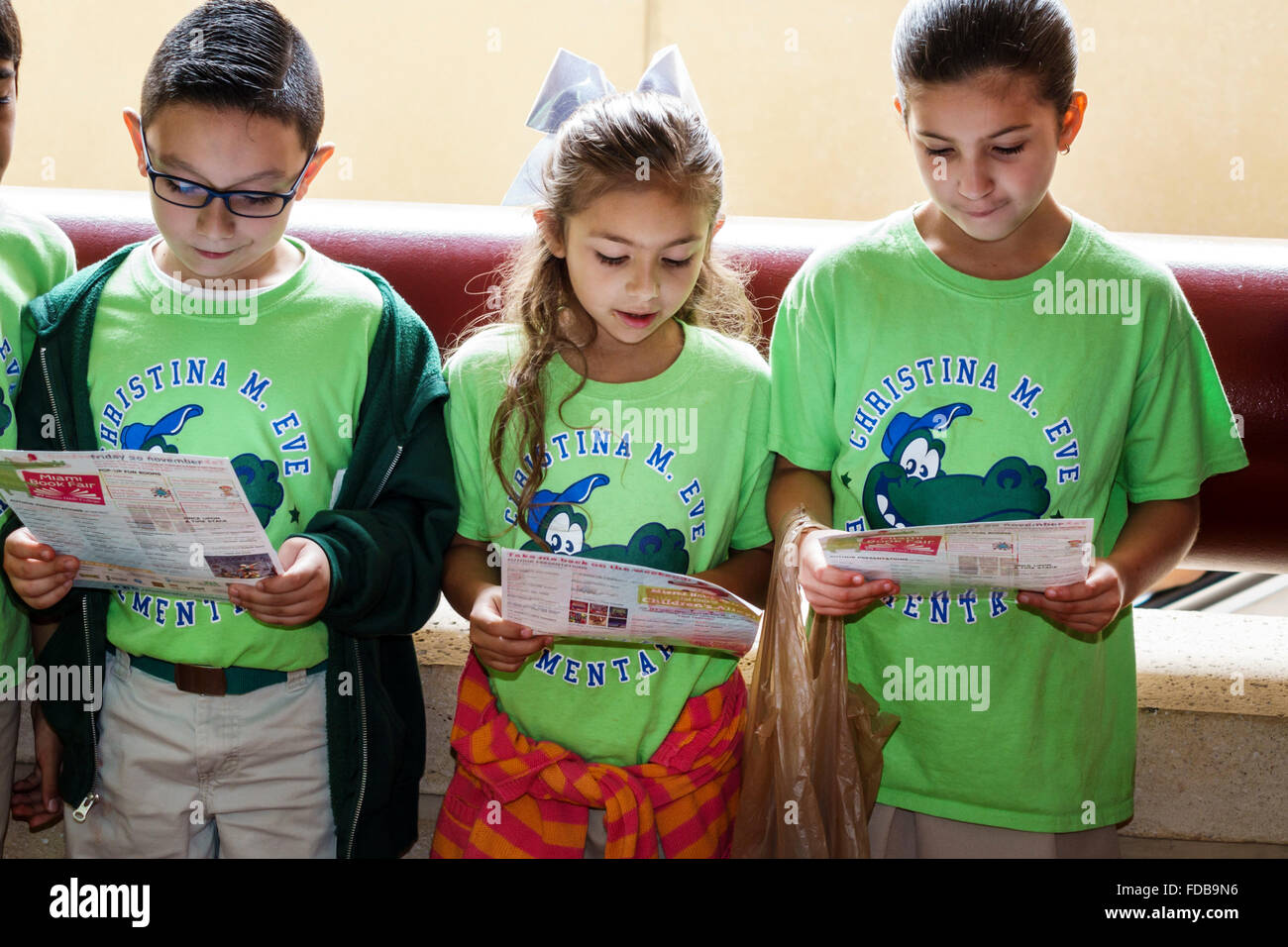 Miami Florida,Book Fair International,Miami Dade College campus,littéraire,festival,voyage annuel sur le terrain de classe,étudiants garçons garçons enfants Banque D'Images