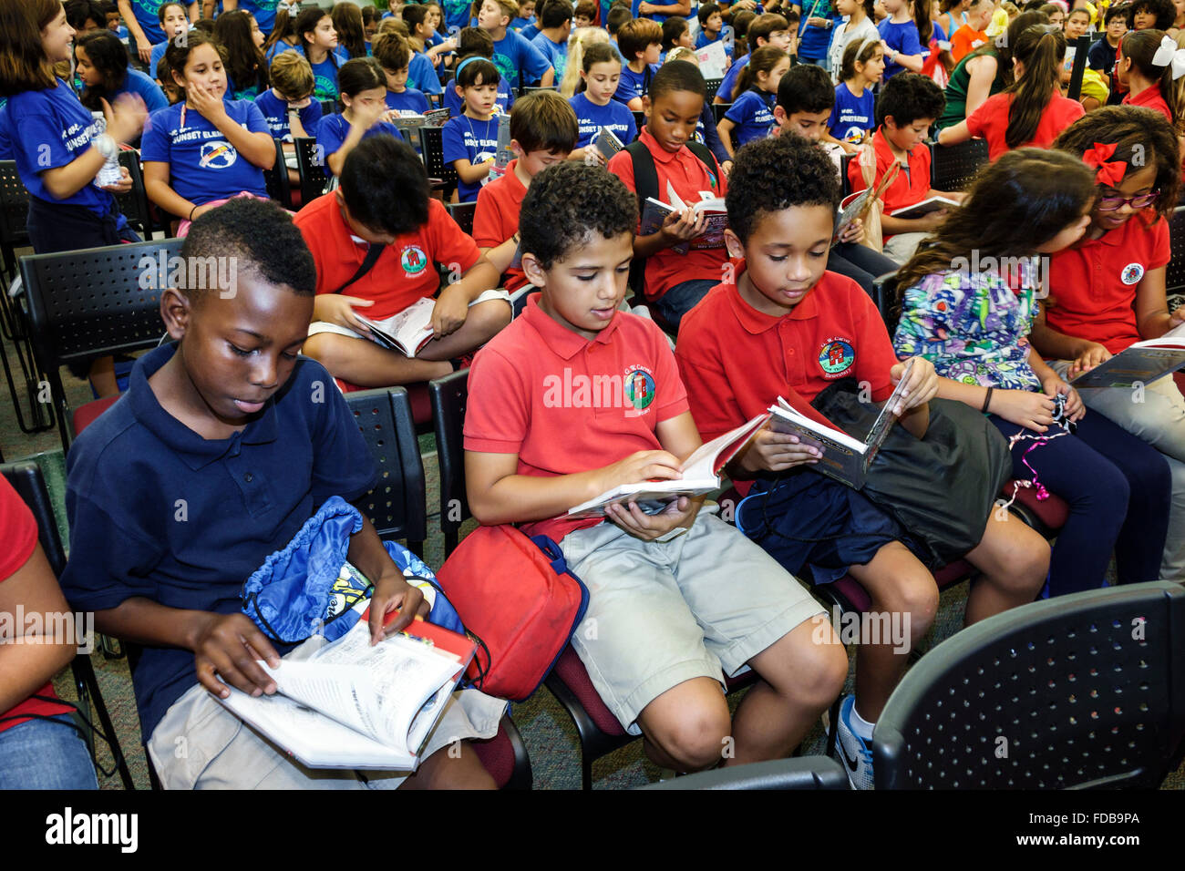 Miami Florida,Book Fair International,Miami Dade College campus,littéraire,festival,étudiant annuel élèves Noir garçons garçons enfants filles Banque D'Images