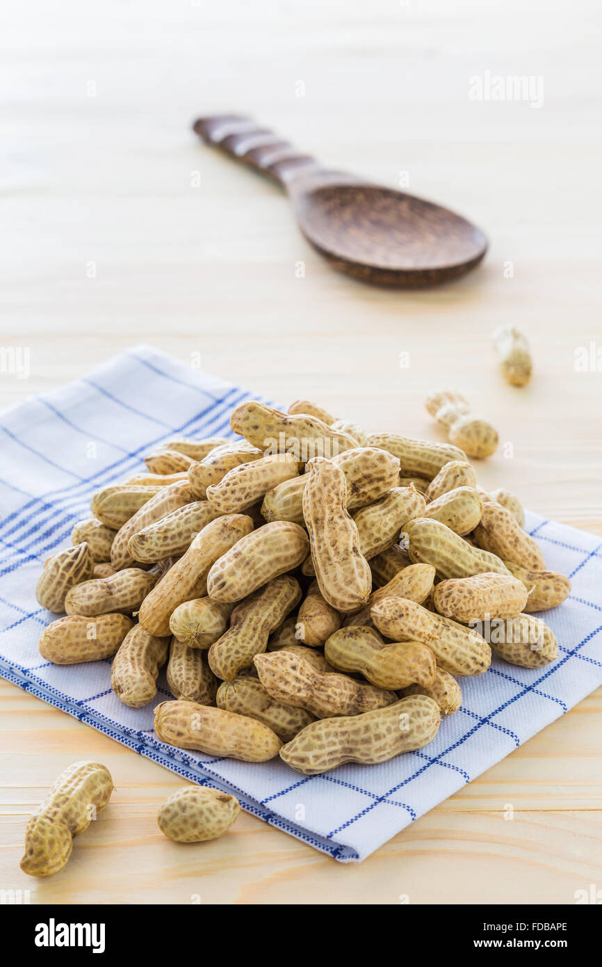 Peanut disposés sur un sol en bois. Banque D'Images