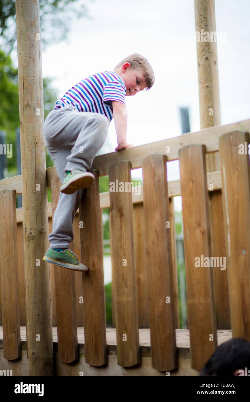 Parution du modèle. La montée au garçon clôture en bois. Banque D'Images