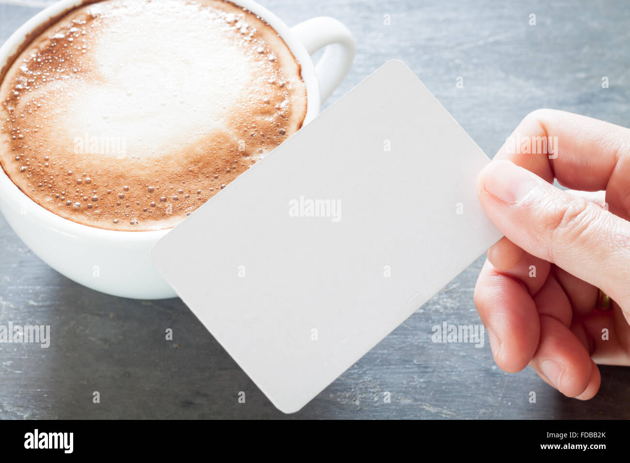Tasse de café avec nom carte sur fond gris, stock photo Banque D'Images