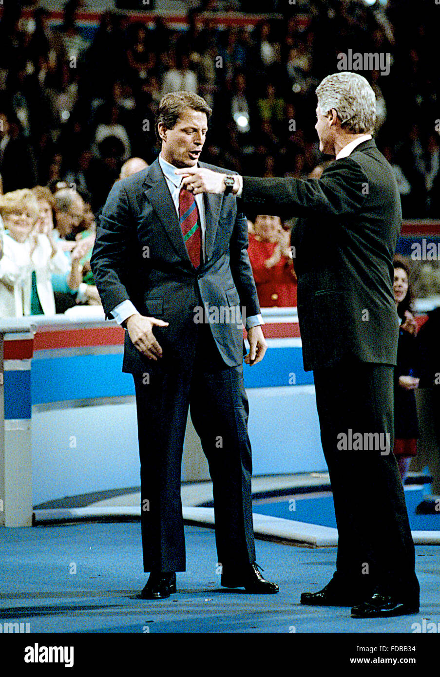 New York, NY, USA, 16 juillet 1992, le gouverneur de l'Arkansas William Jefferson Clinton lance son colistier, le sénateur Albert Gore Jr.(D-TN) à la Convention Nationale Démocratique à New York. La Convention nationale 1992 de l'Parti démocratique américain nommé gouverneur de l'Arkansas, Bill Clinton, pour le président et le sénateur Al Gore du Tennessee pour vice-président, Clinton a annoncé que son exécution Gore-mate le 9 juillet 1992. La convention s'est tenue au Madison Square Garden de New York City, New York du 13 juillet au 16 juillet 1992. Credit : Mark Reinstein Banque D'Images