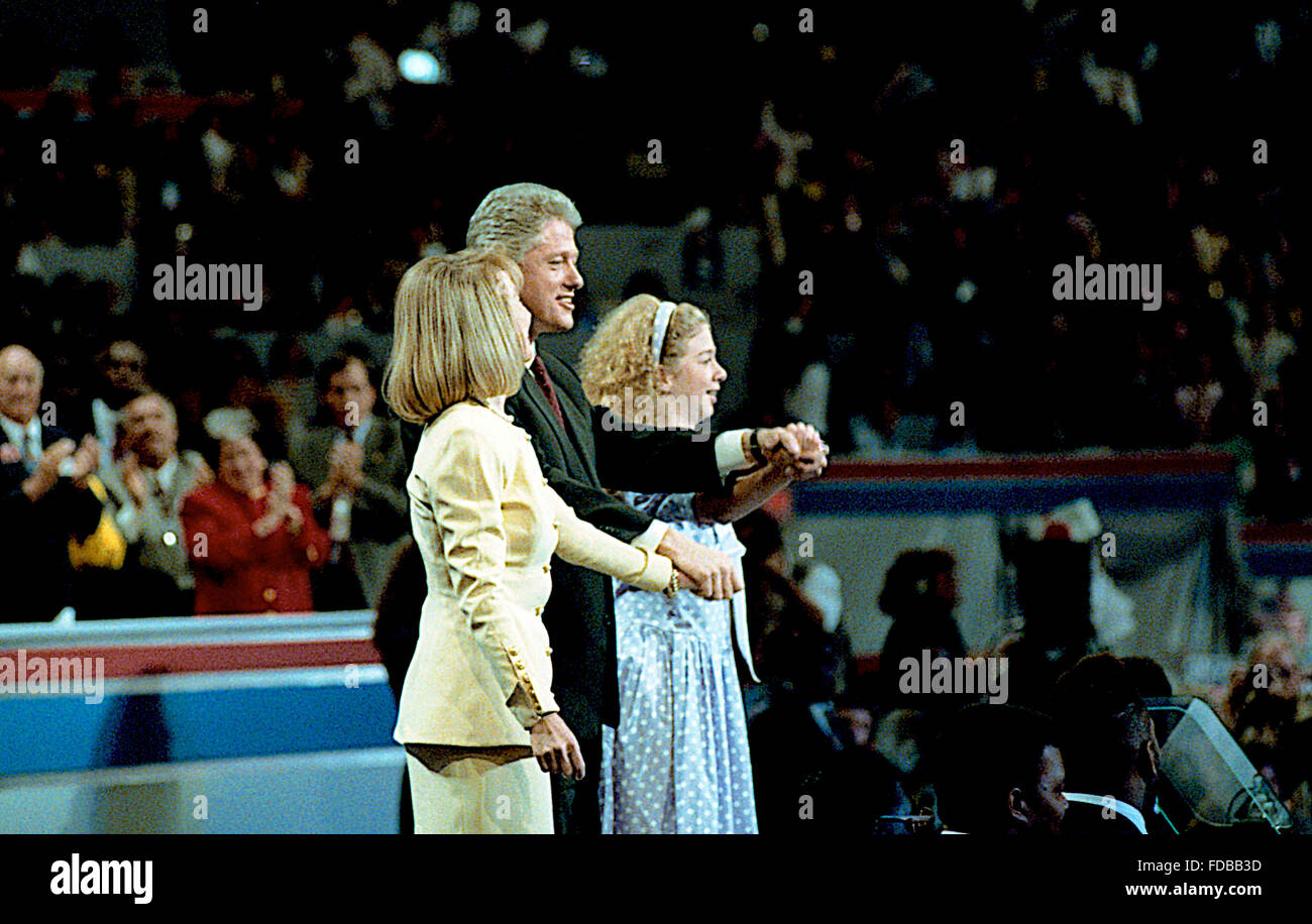 New York, NY, USA,1992 Gouverneur de l'Arkansas William Clinton présente son épouse Hillary et sa fille Chelsea à la Convention Nationale Démocratique à New York. La Convention nationale 1992 de l'Parti démocratique américain nommé gouverneur de l'Arkansas, Bill Clinton, pour le président et le sénateur Al Gore du Tennessee pour vice-président, Clinton a annoncé que son exécution Gore-mate le 9 juillet 1992. La convention s'est tenue au Madison Square Garden de New York City, New York du 13 juillet au 16 juillet 1992. Le ticket Clinton-Gore face et défait leurs adversaires républicains, le président George H. W. Bush un Banque D'Images