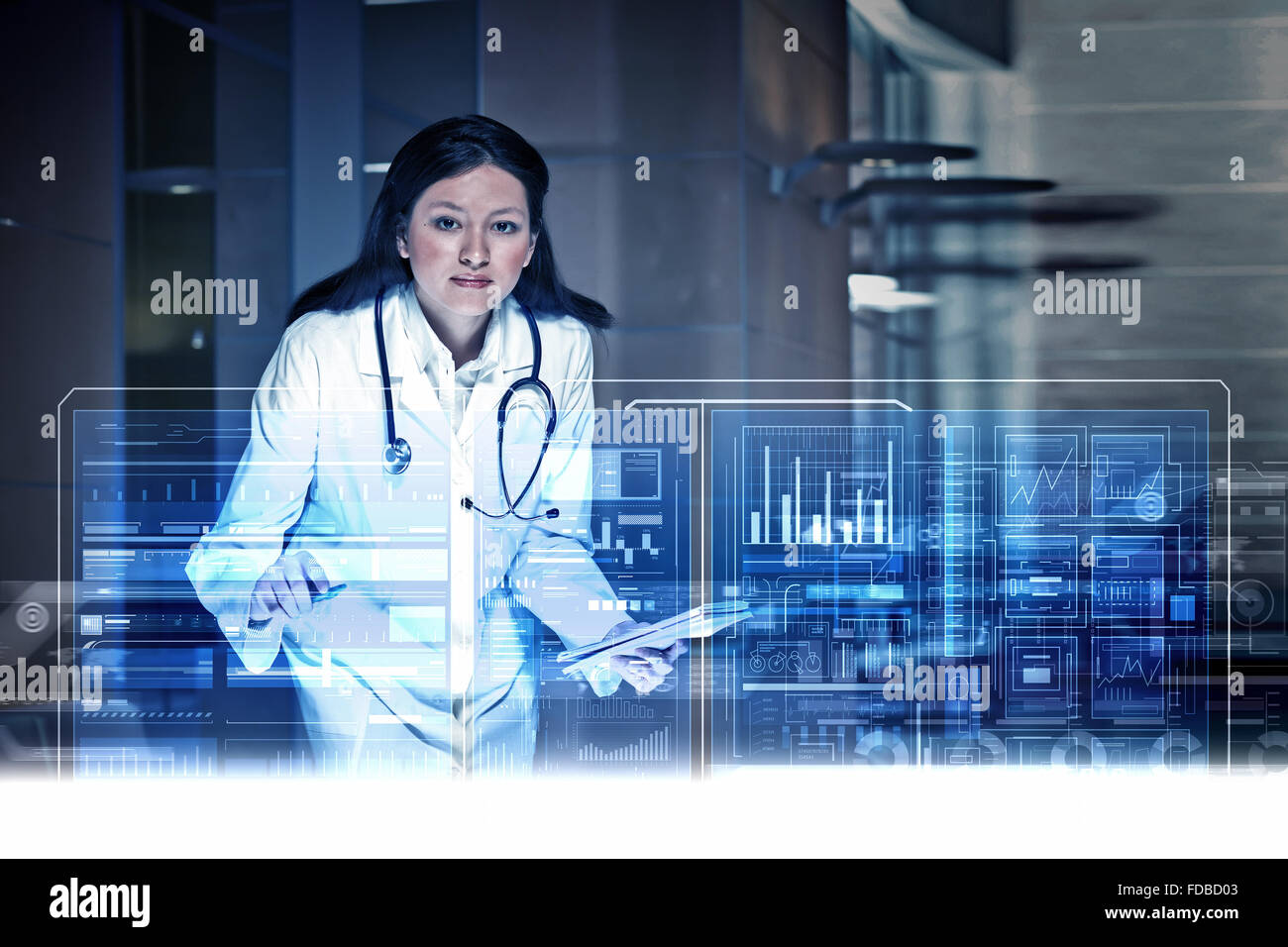 Docteur en médecine en collaboration avec l'interface de l'ordinateur moderne Banque D'Images