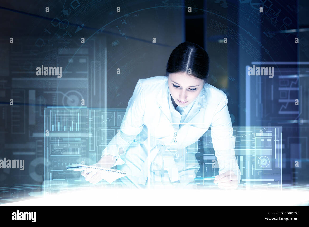 Docteur en médecine en collaboration avec l'interface de l'ordinateur moderne Banque D'Images