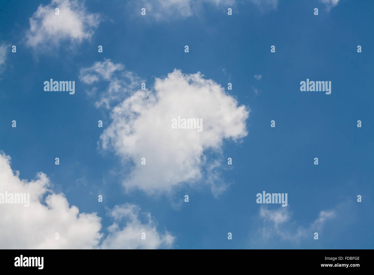 Beau Ciel bleu avec des nuages blancs de fond d Banque D'Images