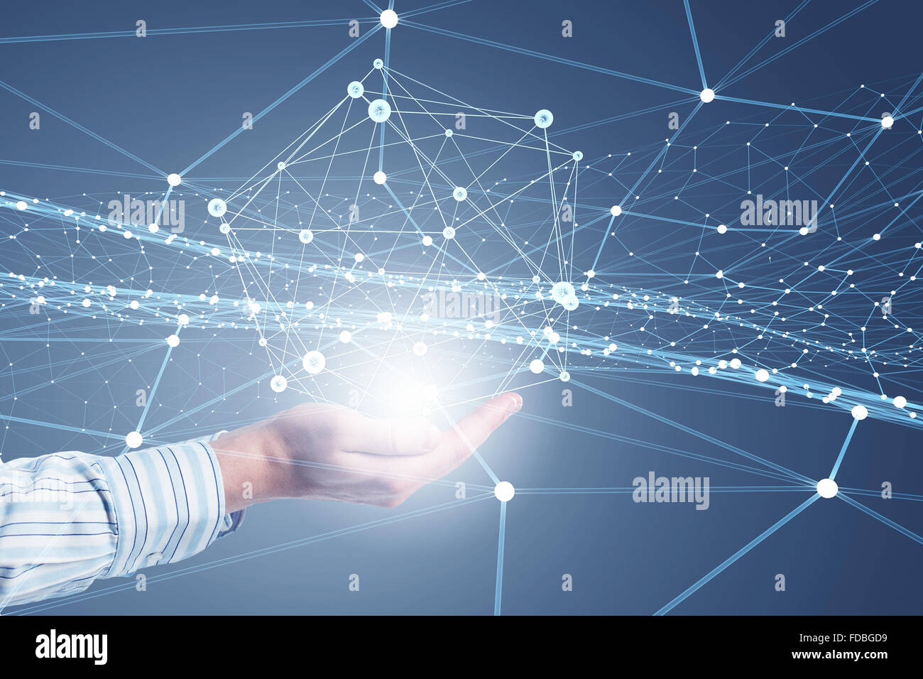 Businessman hand montrant les lignes de connexion numérique sur un écran virtuel Banque D'Images