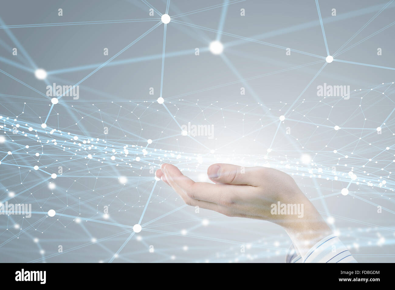 Businessman hand montrant les lignes de connexion numérique sur un écran virtuel Banque D'Images