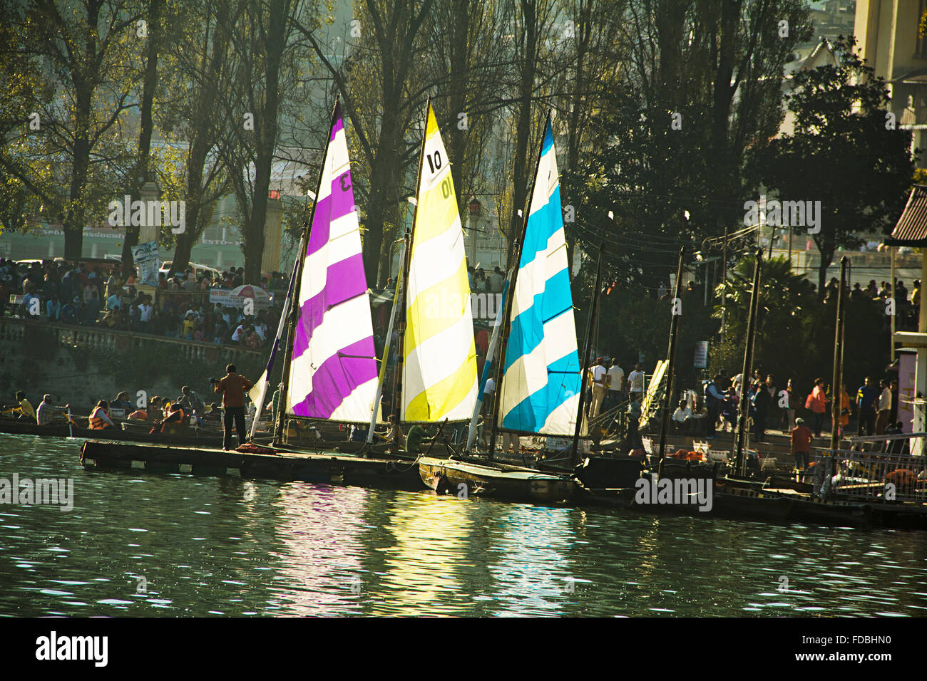 Des groupes ou des foules Hill Station nautique Bateau Rivière Banque D'Images