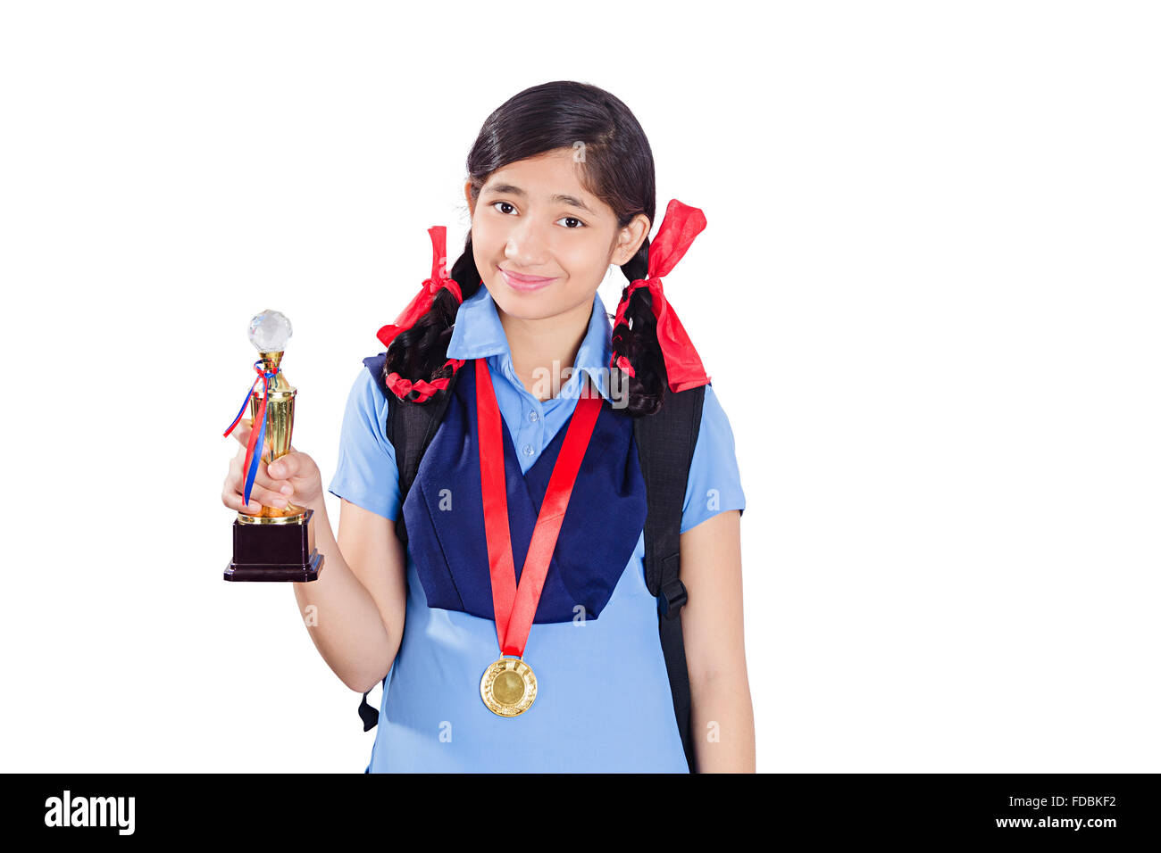 1 jeune ado fille Rural School Student victoire trophée et montrant la médaille Banque D'Images