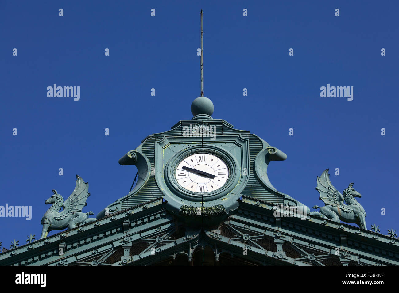 SANTIAGO, CHILI - 16 juillet 2015 : horloge sur le sommet de l'édifice de la Estacion Central ou la gare Estacion Alameda Banque D'Images