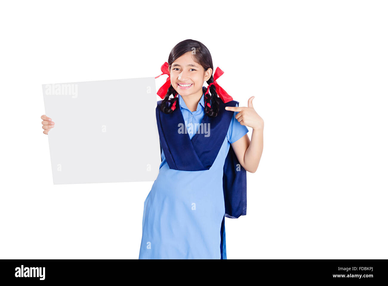 1 jeune ado fille Rural School Student Holding message board montrant du doigt Banque D'Images