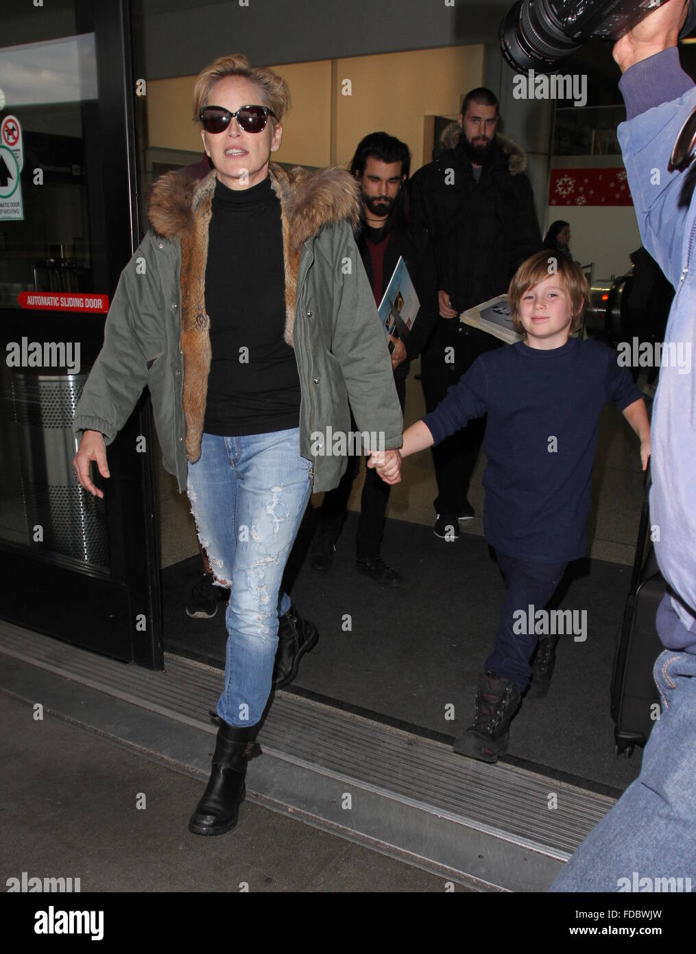 Sharon Stone et son fils Quinn arrivent à l'Aéroport International de Los Angeles (LAX) avec : Sharon Stone, Quinn Kelly Stone Où : Los Angeles, California, United States Quand : 29 déc 2015 Banque D'Images