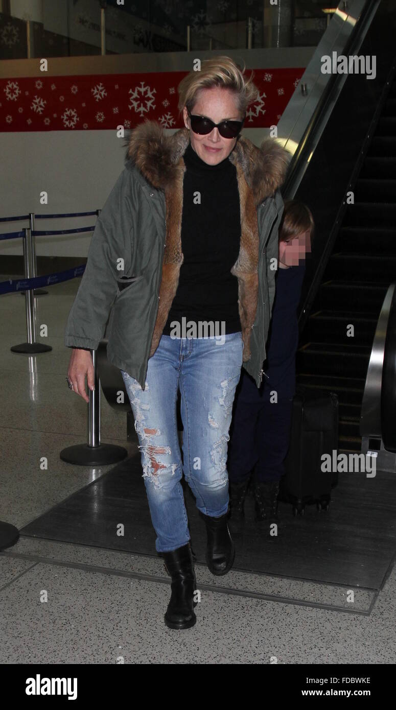 Sharon Stone et son fils Quinn arrivent à l'Aéroport International de Los Angeles (LAX) avec : Sharon Stone, Quinn Kelly Stone Où : Los Angeles, California, United States Quand : 29 déc 2015 Banque D'Images