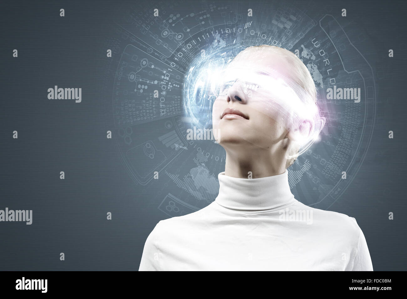 Jeune femme en blanc avec tête ronde d'hologramme Banque D'Images