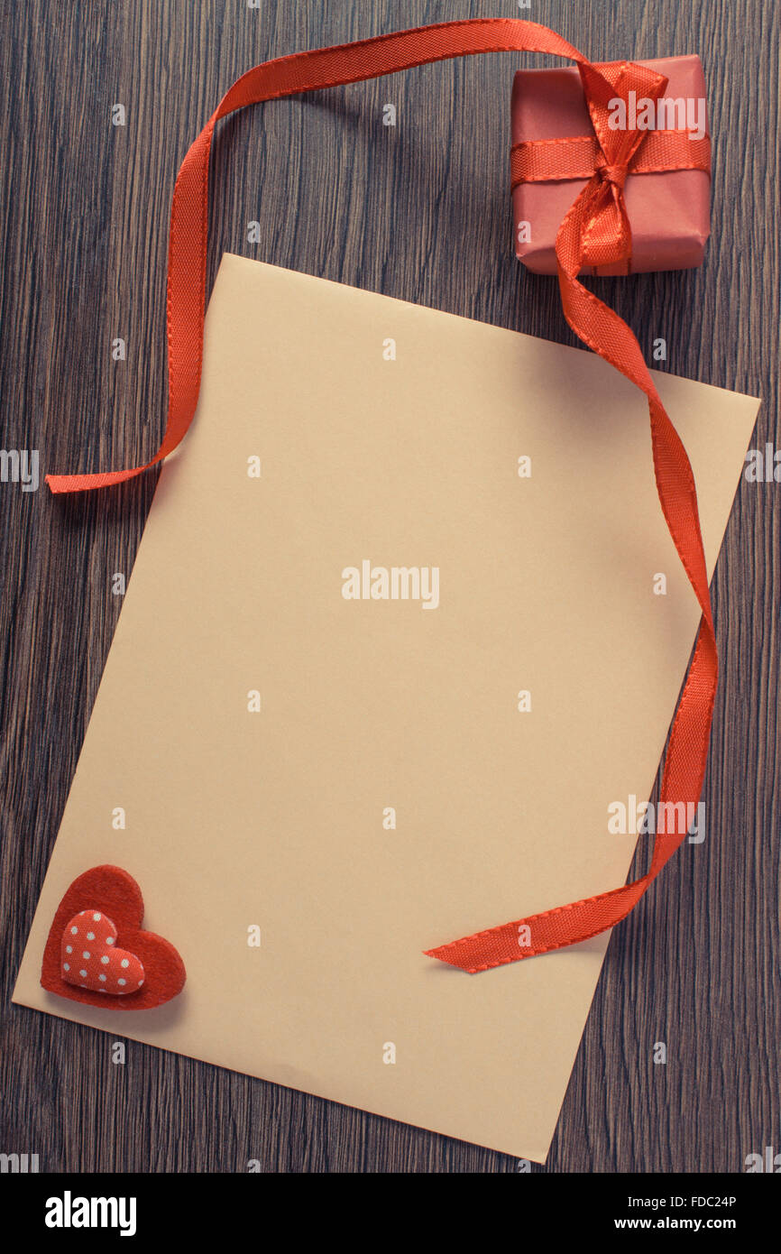 Vintage Photo Cadeau Enveloppe Avec Du Ruban Et Des Lettre D Amour Dans Une Enveloppe Sur Fond De Bois Decoration De Saint Valentin Photo Stock Alamy