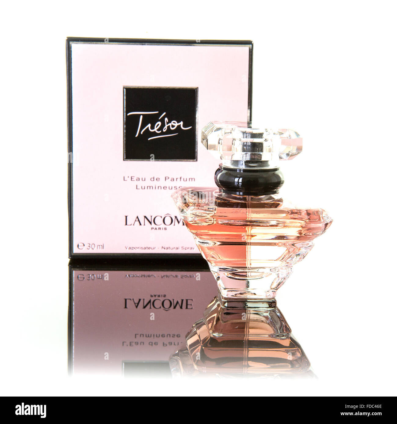Bouteille de parfum Lancome Tresor sur fond blanc Banque D'Images