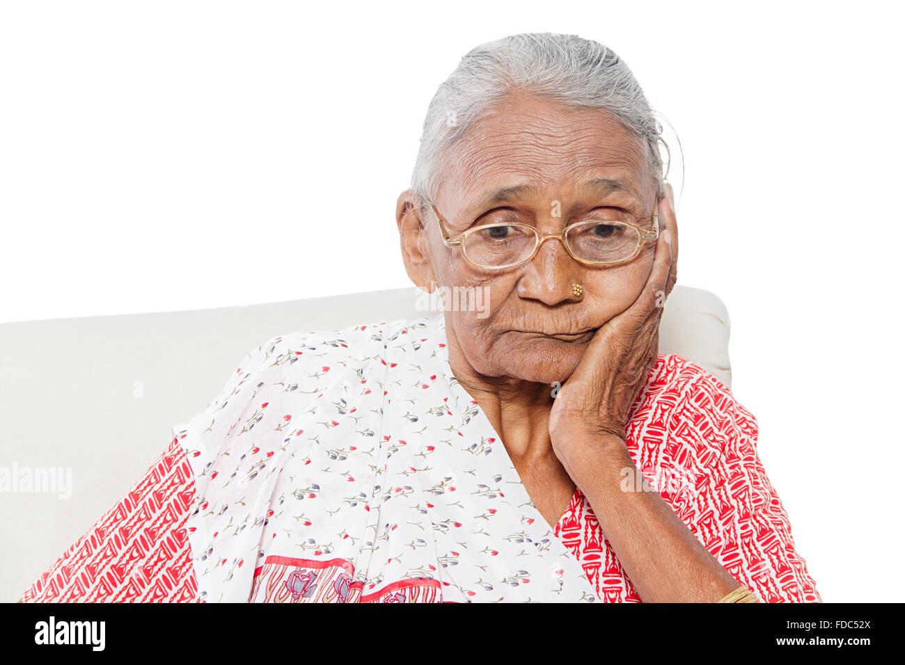 1 Senior Woman Sitting Canapé Badnews penser Banque D'Images
