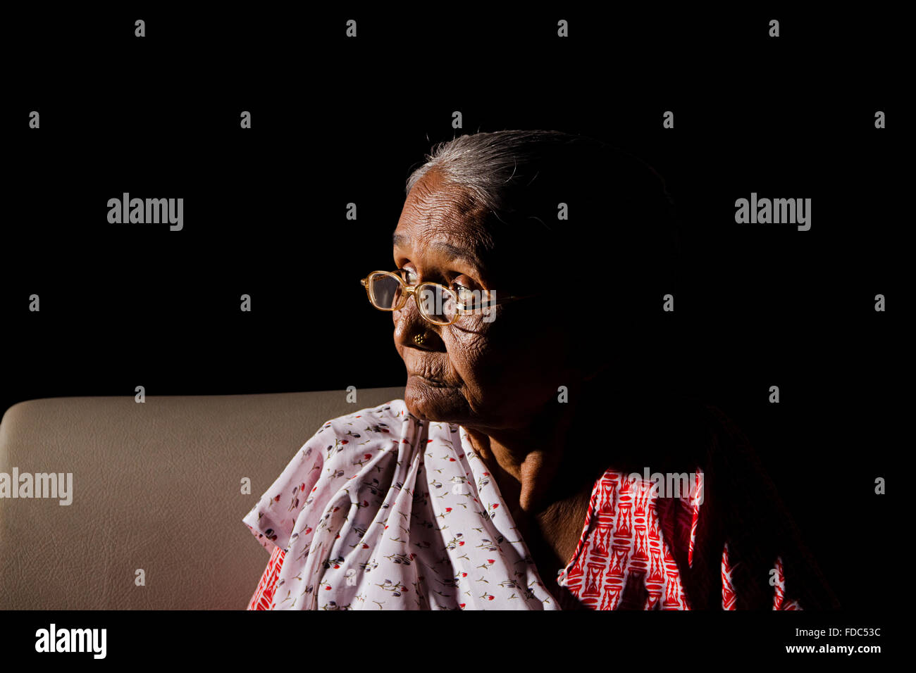 1 Senior Woman Sitting canapé pensée d'Anxiété Banque D'Images