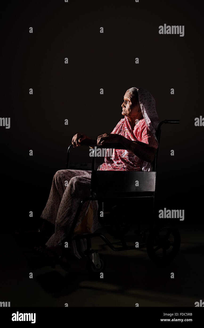 1 hauts femme adultes handicapés en fauteuil roulant assis pensée problème de santé Banque D'Images