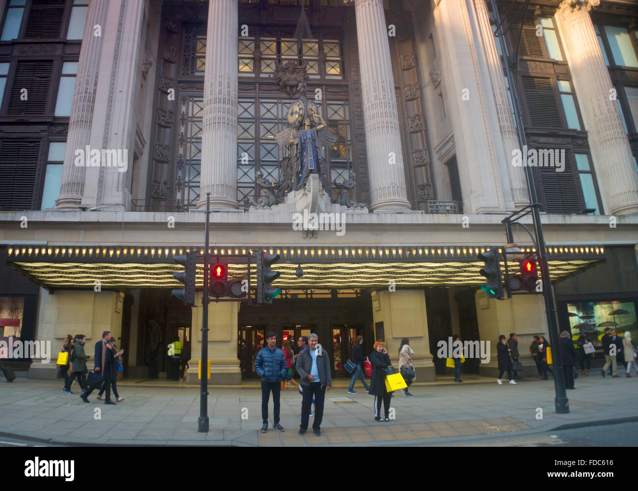 Vue de l'entrée principale du grand magasin Selfridges sur Oxford Street London UK. Banque D'Images