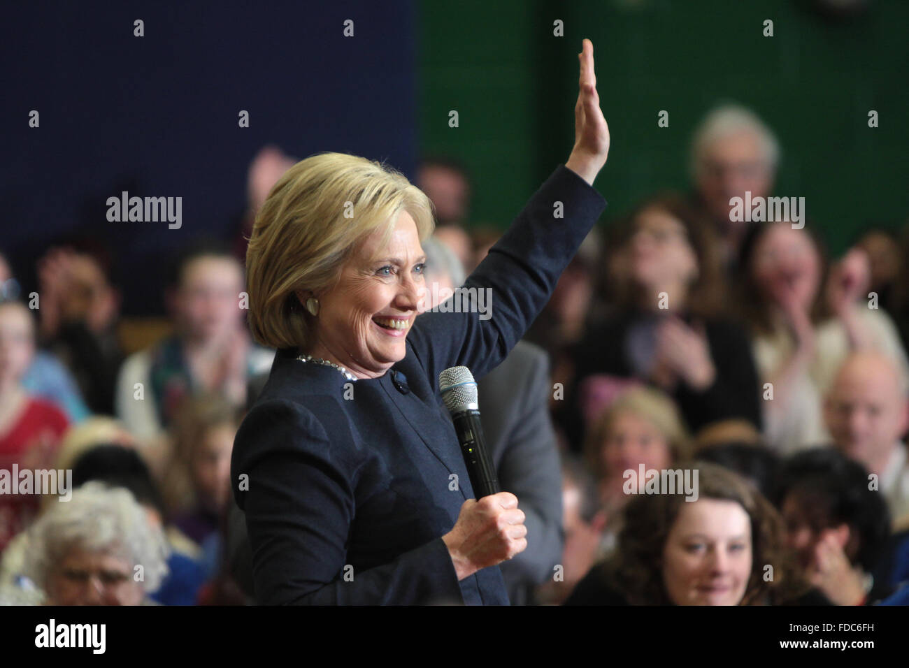 L'ancien secrétaire d'Etat et le candidat démocrate Hillary Clinton parle aux partisans lors d'une séance de discussion ouverte à Hillside Middle School 22 janvier 2016 à Manchester, New Hampshire. Banque D'Images
