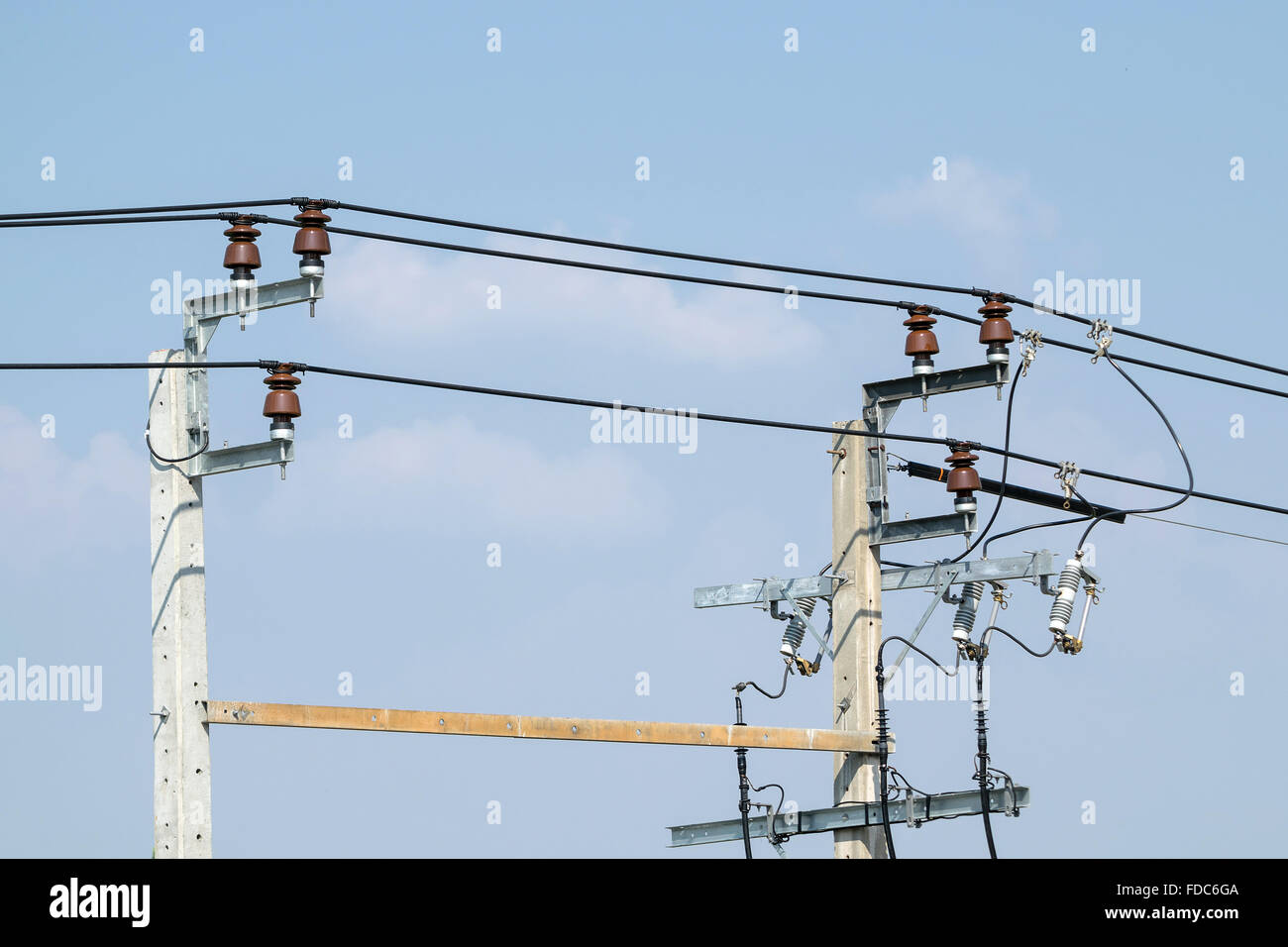 Close up d'isolateurs power line. Banque D'Images