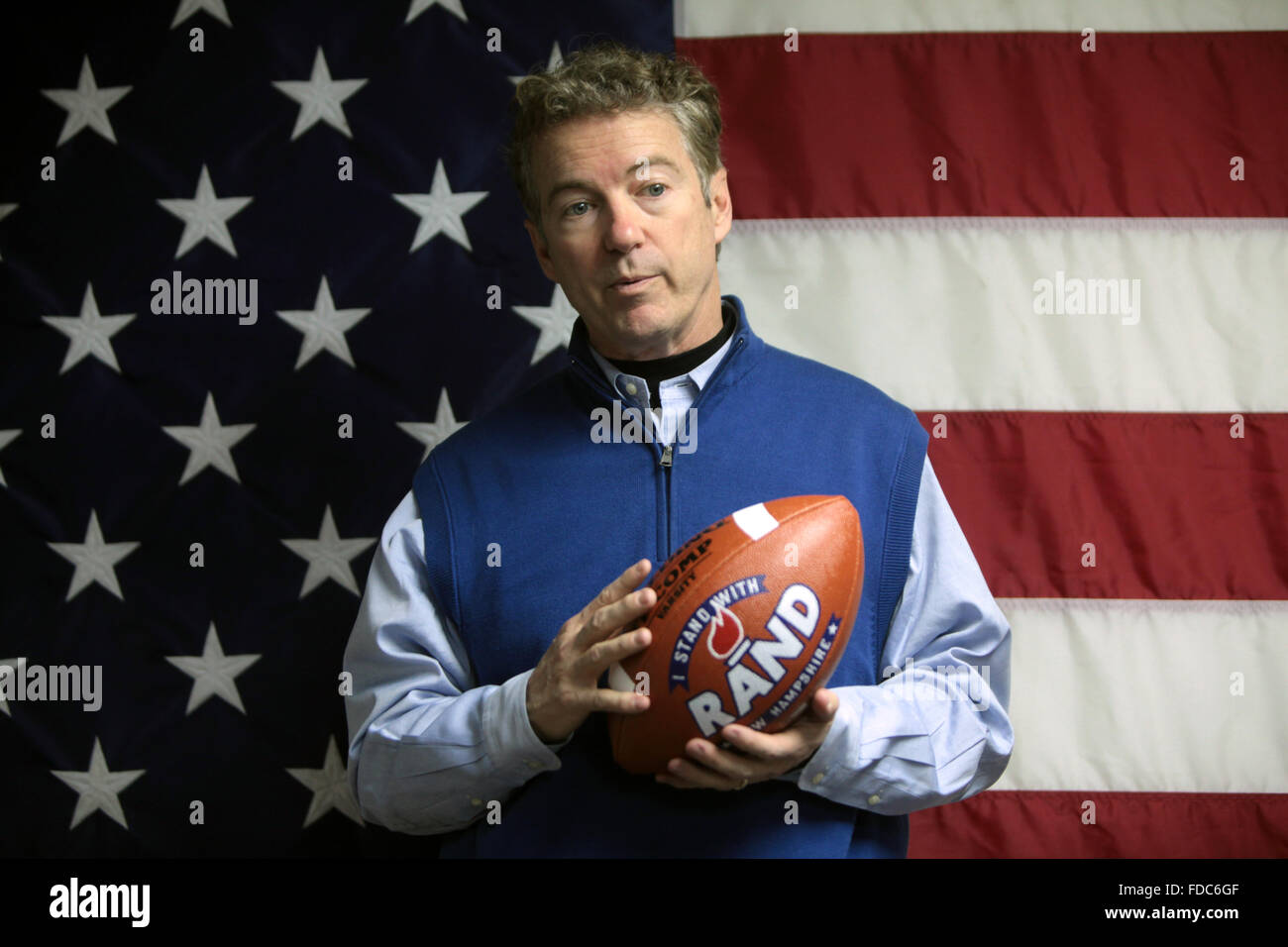 Le sénateur Paul Rand et GOP candidate présidentielle campagne adresses bénévoles tout en tenant un ballon de football 22 janvier 2016 à Manchester, New Hampshire. Banque D'Images