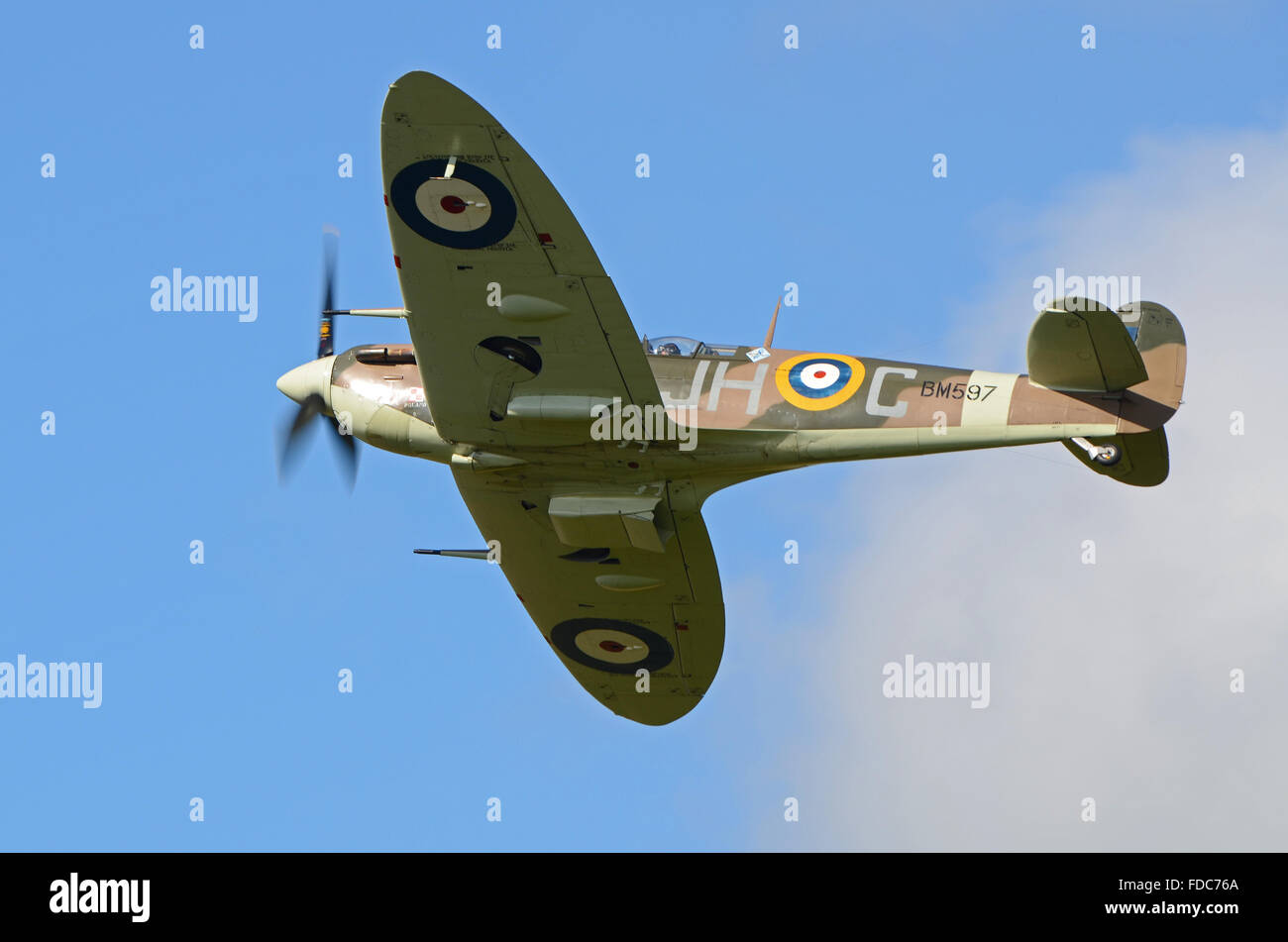 Le Spitfire Mk VB BM597 de la collection d'avions historiques de Duxford porte les marques du 317e escadron polonais 'Wileński' Banque D'Images