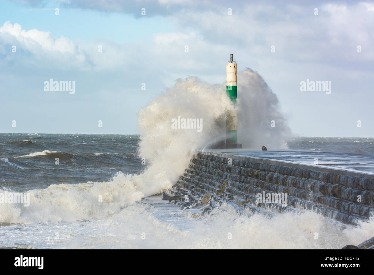 Aberystwyth, Pays de Galles, Royaume-Uni. Jan 30, 2016. Météo France, le vent de force tempête Gertrude continuent toujours à batter le littoral gallois de Cardigan Bay Crédit : Trebuchet Photography/Alamy Live News Banque D'Images