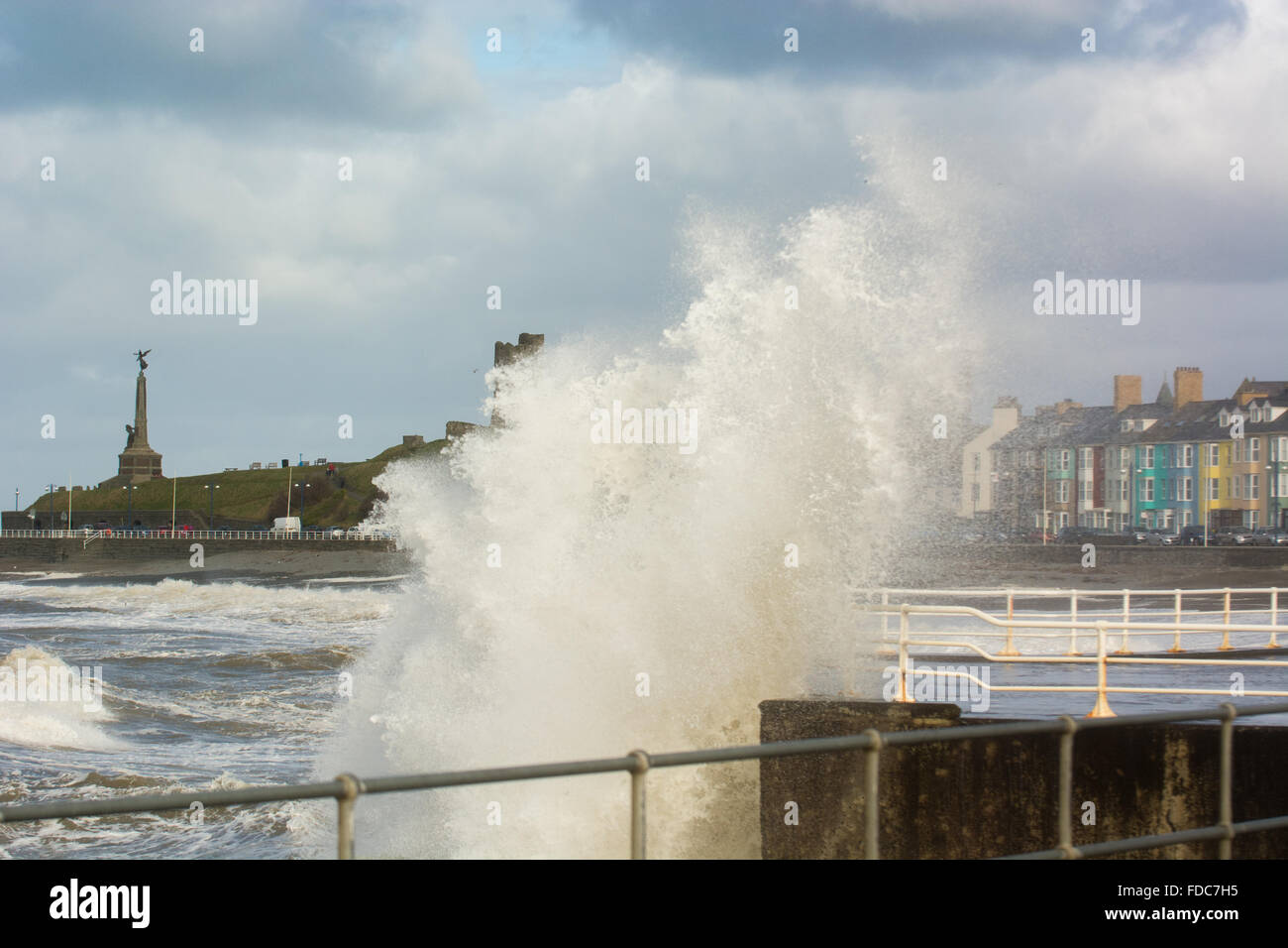 Aberystwyth, Pays de Galles, Royaume-Uni. Jan 30, 2016. Météo France, le vent de force tempête Gertrude continuent toujours à batter le littoral gallois de Cardigan Bay Crédit : Trebuchet Photography/Alamy Live News Banque D'Images