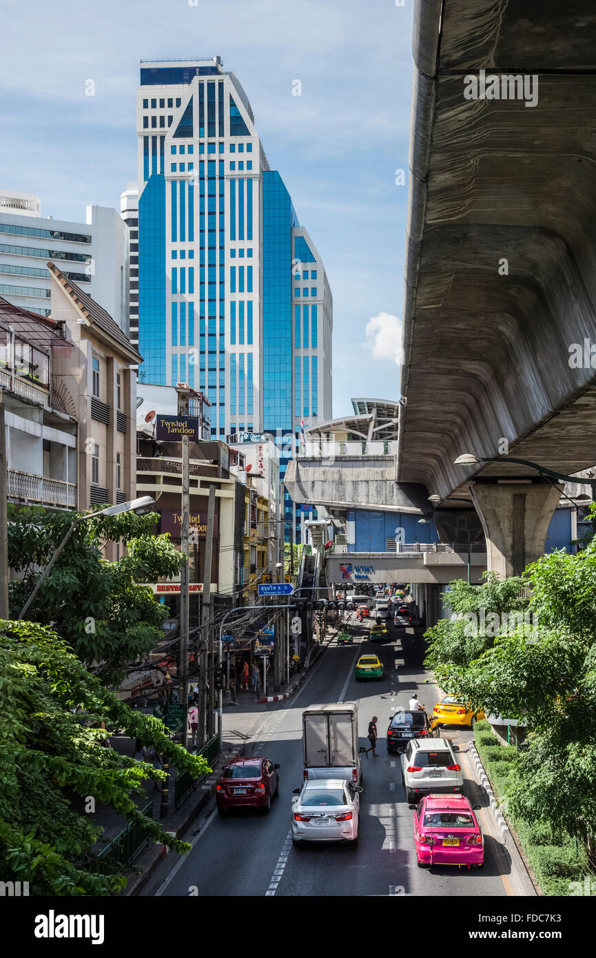 Scène de rue de Bangkok et de trafic sur la route Sukhumvit Banque D'Images