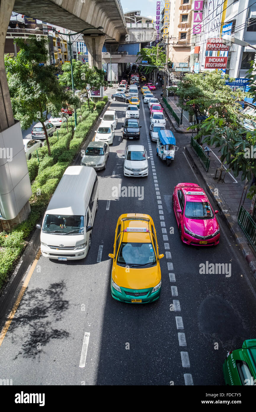 Scène de rue de Bangkok et de trafic sur la route Sukhumvit Banque D'Images